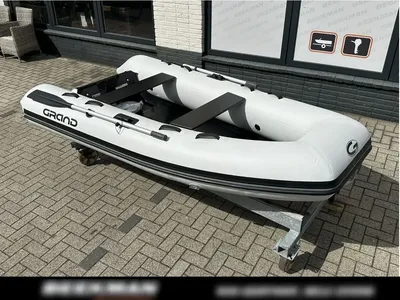 opblaasbare rib op kar bij showroom
