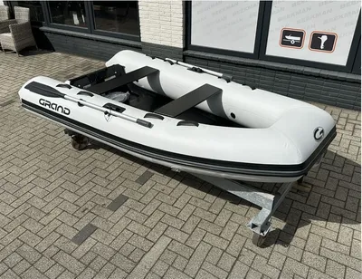 Opblaasbare RIB op parkeerplaats