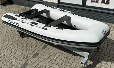 Opblaasbare rib op bestrating