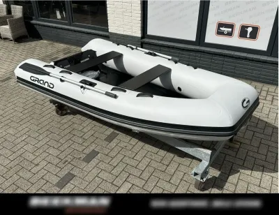 opblaasbare boot op bestrating