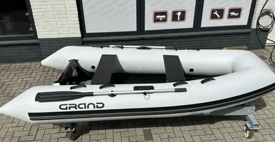 opblaasbare rib op standaard buiten