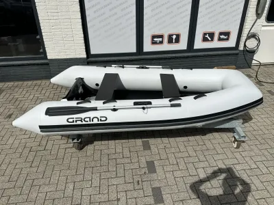 opblaasbare rib op trailer buiten