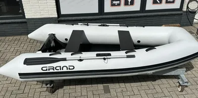 opblaasbare rib op straat bij gebouw