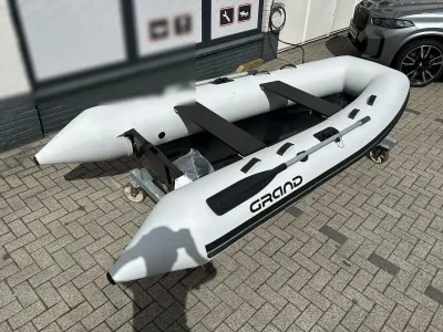 opblaasbare boot op trailer buiten