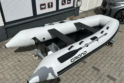 opblaasbare RIB op trailer op steentegels