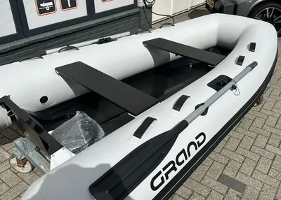 opblaasbare RIB buiten op aanhanger