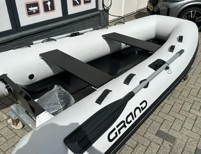 Opblaasbare RIB op trailer bij winkel