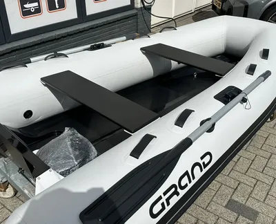 Opblaasbare RIB op parkeerplaats