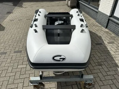 opblaasbare rib op trailer buiten