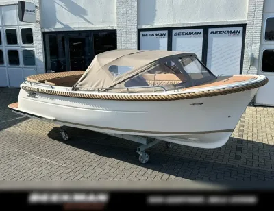 6 meter tender sloep bij showroom