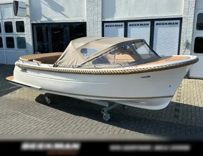 witte tender op buitenparkeerplaats