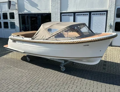 Tender op trailer bij showroom