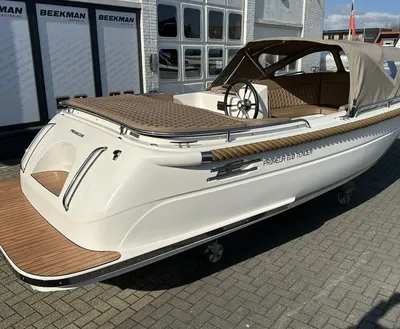 Tender bij showroom buiten