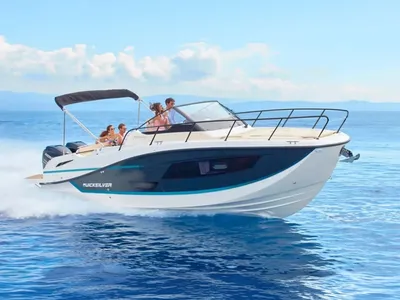 motorboot op open water met passagiers