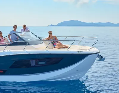 voorkant van motorboot met mensen op dek