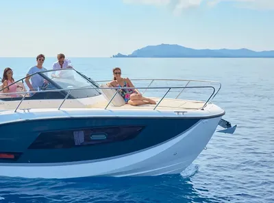 voorzijde motorboot met personen op dek