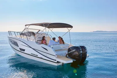 motorboot met mensen op rustig water