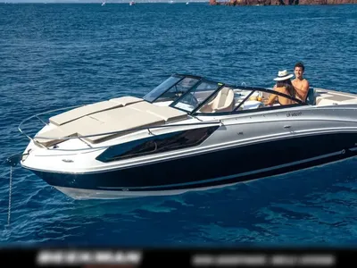 motorboot op open water met opvarenden