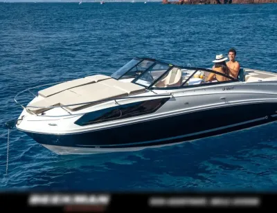 motorboot op open water met opvarenden
