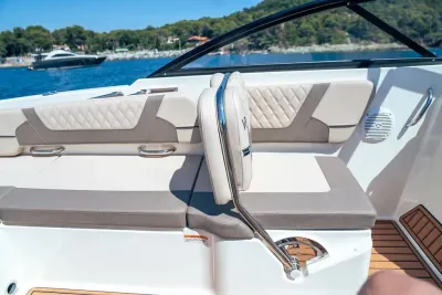 achterbank en zitgedeelte van een motorboot