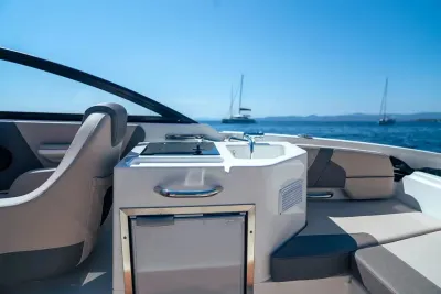 zitgedeelte en kookunit van een bootinterieur