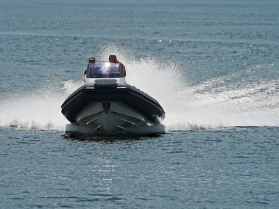 rubberboot vaart op open water