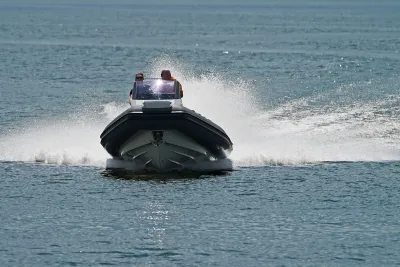 RIB-boot vaart op open water met opspattend water