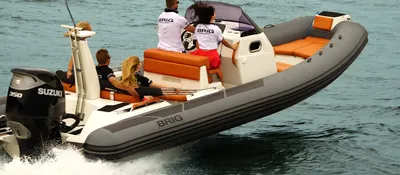 RIB met passagiers op open water