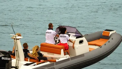 RIB-boot met passagiers op open water