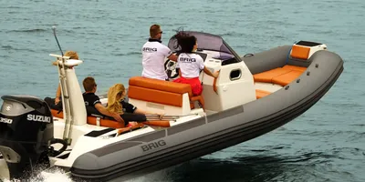 RIB met passagiers op open water