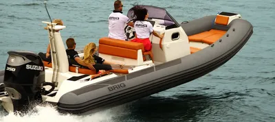 opblaasbare rib met passagiers op water