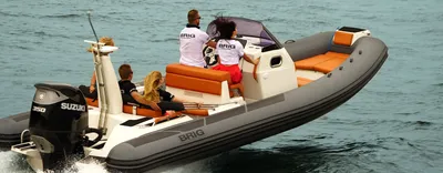 RIB met passagiers op open water