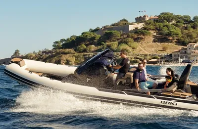 RIB-boot met meerdere passagiers op zee