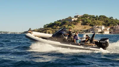 RIB met passagiers voor de kust
