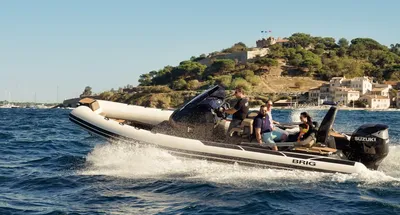 RIB-boot met passagiers op zee