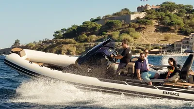 opblaasbare boot met passagiers op open water