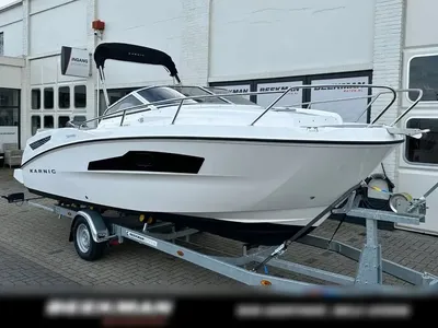 boot op aanhanger voor showroom