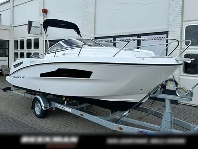 wit motorboot op trailer voor gebouw