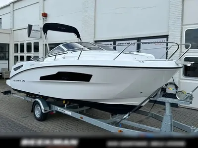 witte motorboot op trailer bij showroom