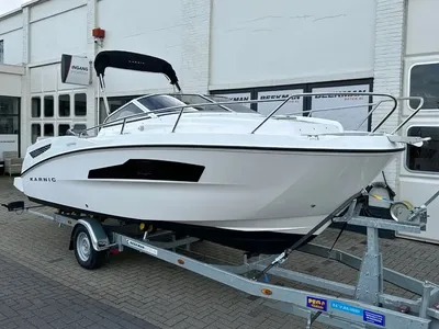 motorboot op trailer bij showroom