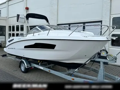motorboot op trailer bij showroom