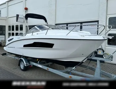 witte motorboot op trailer bij showroom