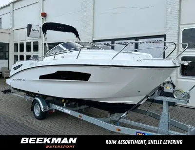 wit motorboot op trailer bij showroom