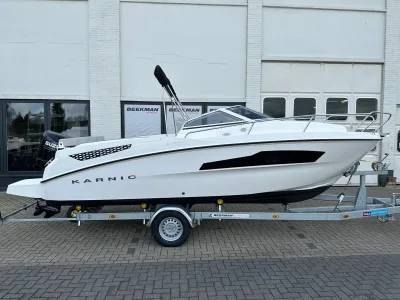 witte motorboot op trailer voor gebouw