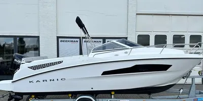 witte motorboot op aanhanger voor gebouw