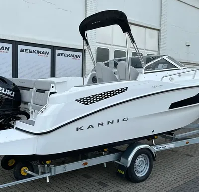 motorboot op trailer bij showroom