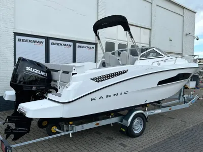 witte open boot op trailer bij gebouw