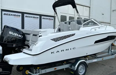 motorboot op trailer bij bedrijfsgebouw