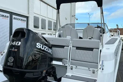 achteraanzicht van open motorboot