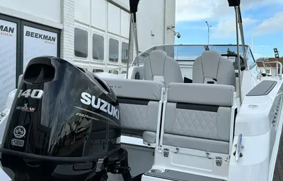 achteraanzicht van open motorboot